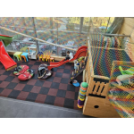 obrázek k článku: Autíci na hřišti v Zahradním centru